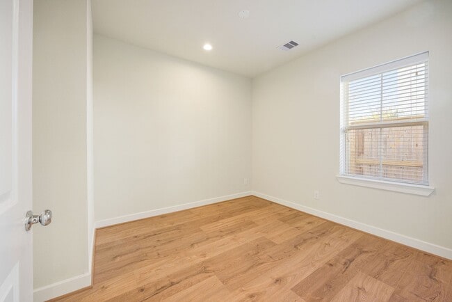 Building Photo - 6302 Chelsea Falls Ln