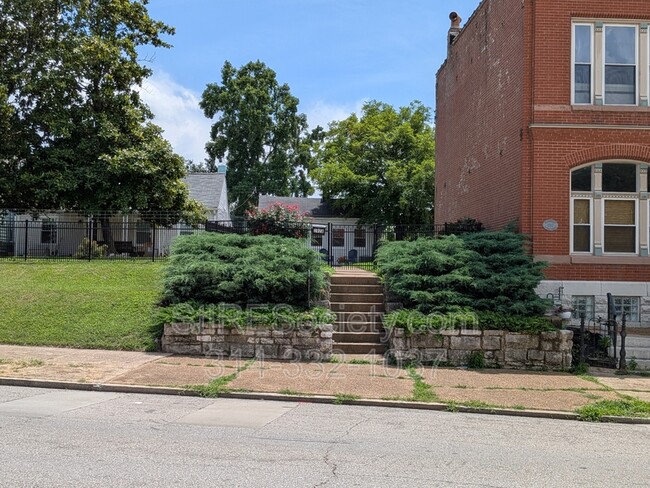 Building Photo - 1928 Arsenal St