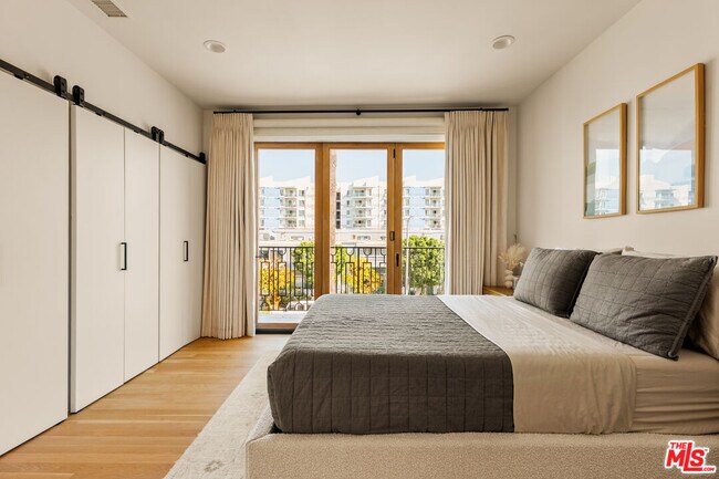 Building Photo - 3807 Vía Dolce