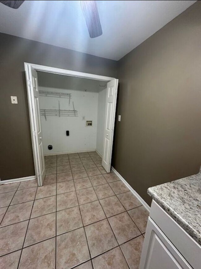 Building Photo - 2 Bedroom Townhome Conveniently Located in...