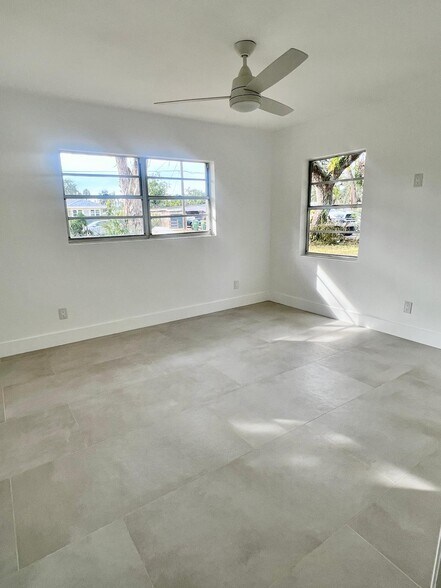 Building Photo - 2406 Cocoanut Ave