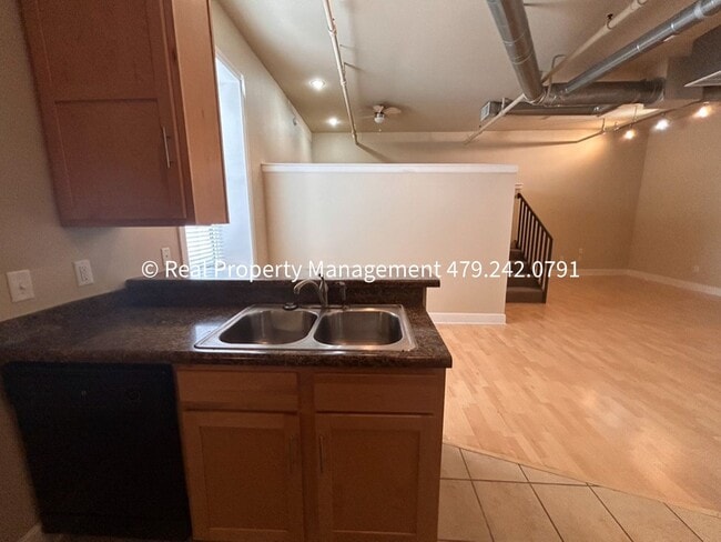 Building Photo - $850 MOVE-IN SPECIAL (does not include app...