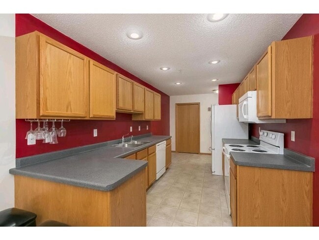 Building Photo - Spacious End-Unit Townhome in Savage — 3 B...