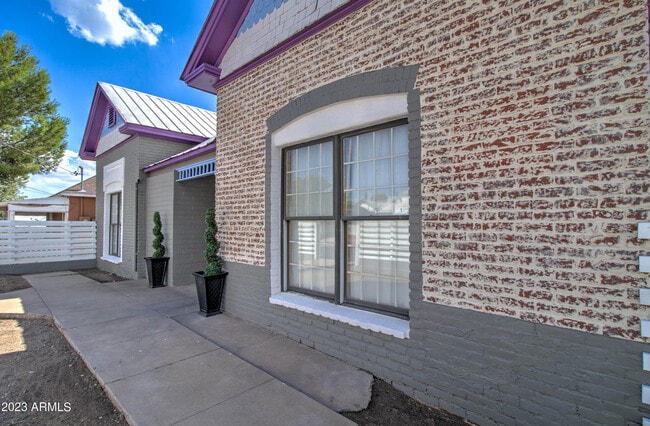 Building Photo - 258 S Sutherland St