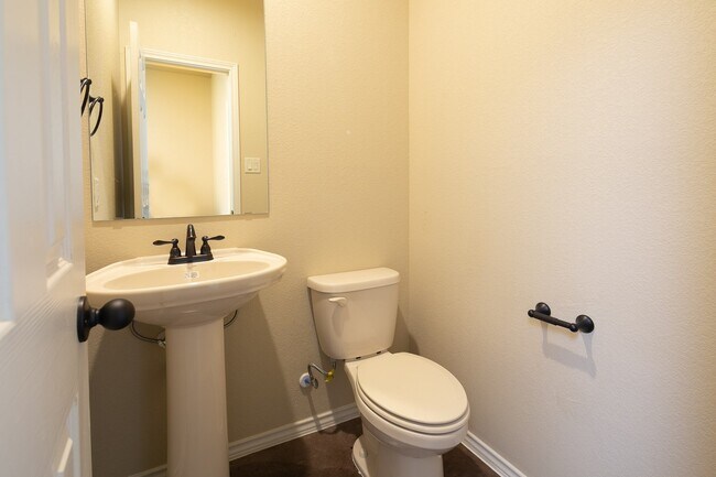 Building Photo - GORGEOUS 3 BEDROOM DUPLEX LOCATED IN BUDA, TEXAS!