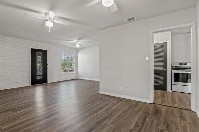 Building Photo - 175 E Elm St