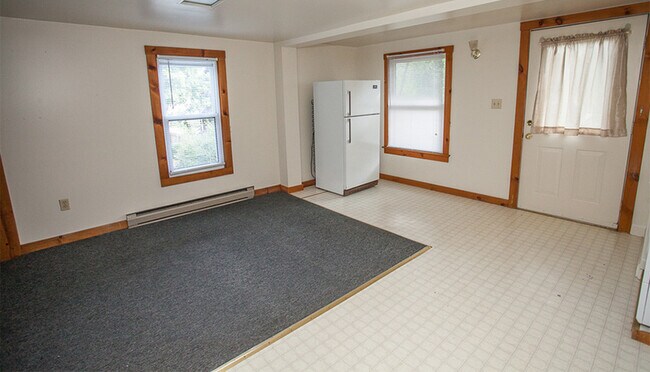 Building Photo - 547 Layman Ave