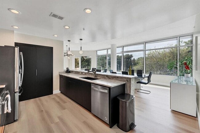 Building Photo - 525 E Jackson St