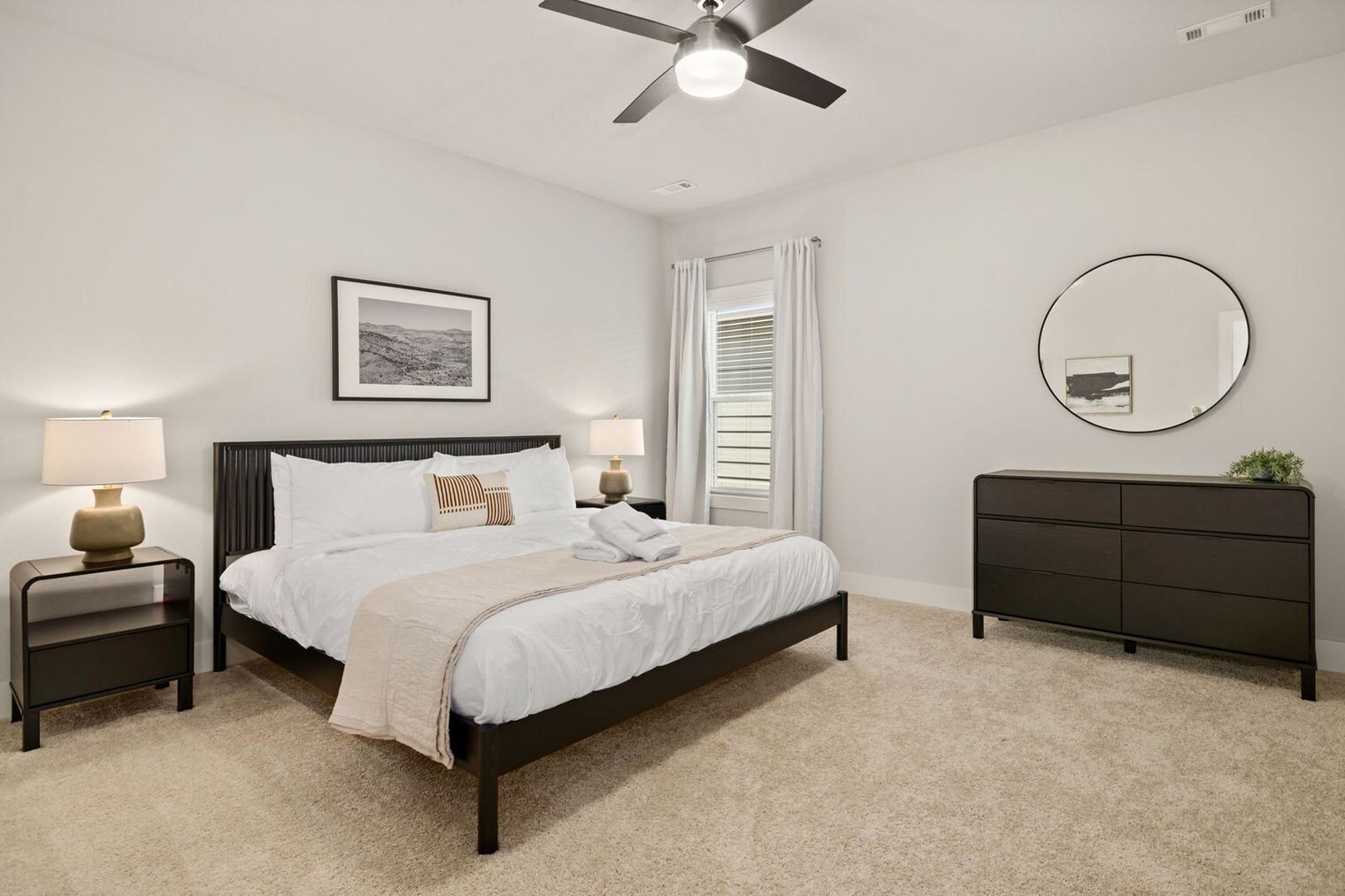 Building Photo - 913 NE Hts Ln