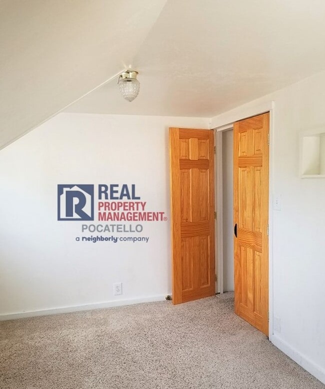 Building Photo - 517-519 E Cedar St