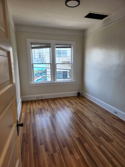 Building Photo - 166 Langton St