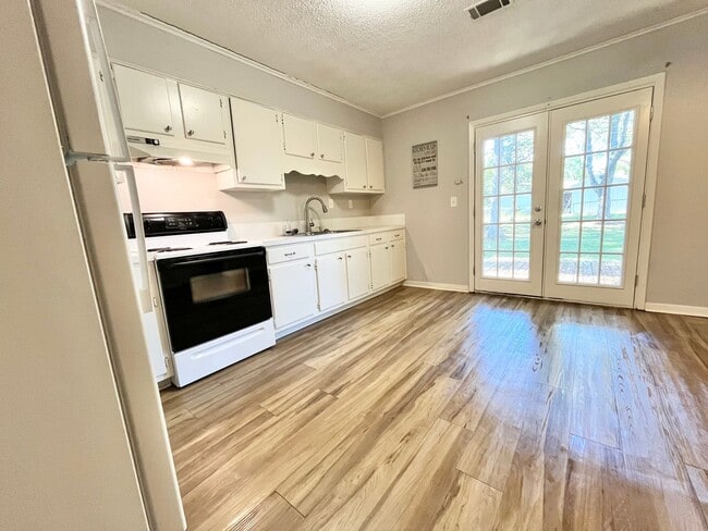 Building Photo - 114 Willow Loop