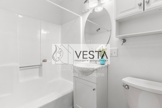 Building Photo - 220 Meredith Lp