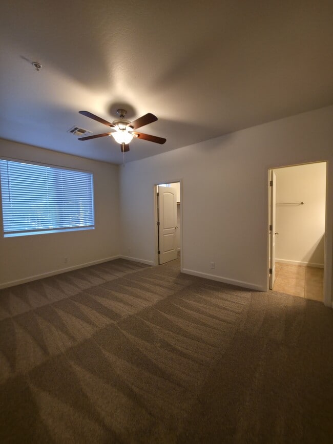 Building Photo - 2512 W Pikes Peak Dr