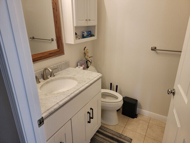Building Photo - Ground Level 2 Bed/2 Bath Condo
