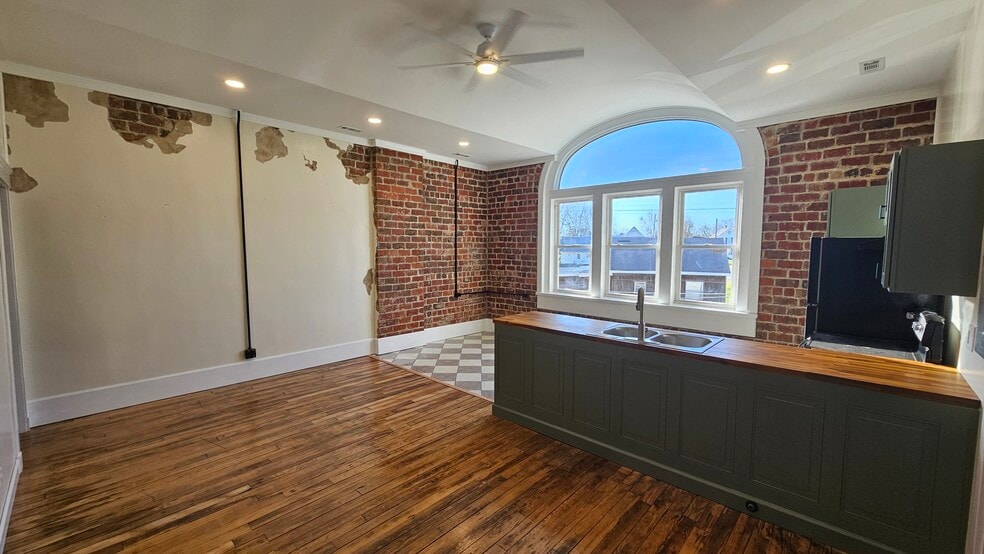 Building Photo - 33 N Main St