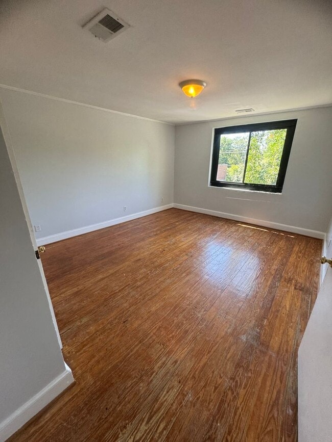 Building Photo - 2 Bedroom 1 Bathroom Apartment in Rosewood...