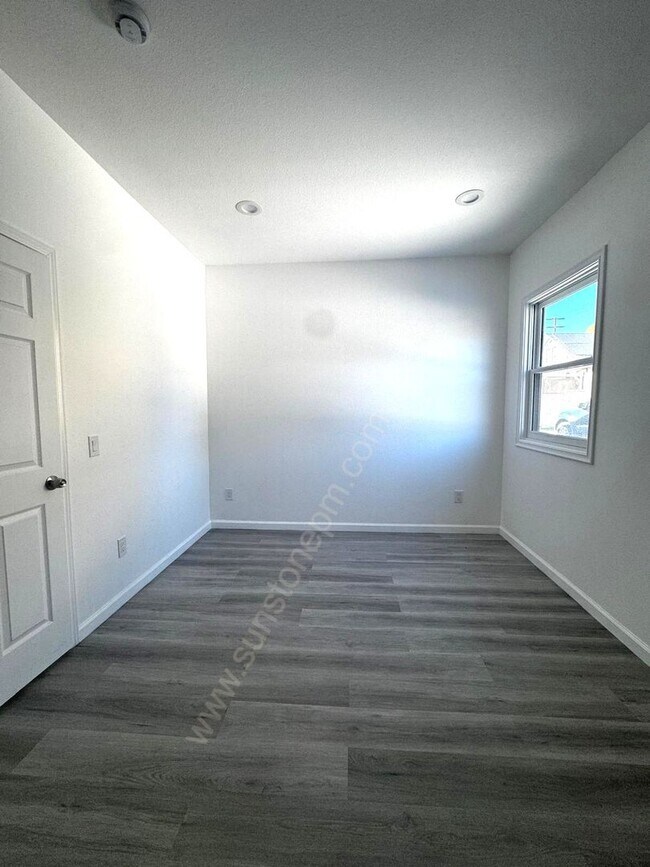 Building Photo - 696 E 9th St