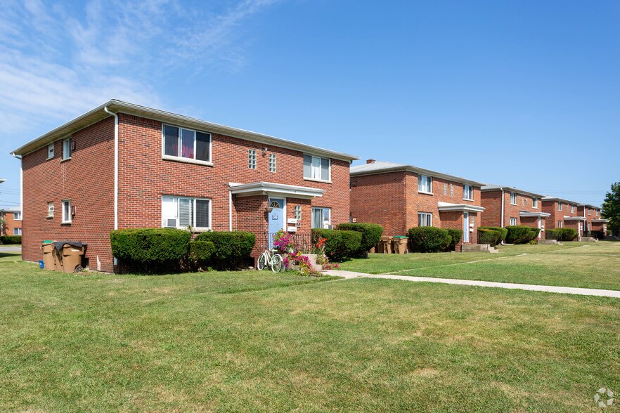 Primary Photo - U-Crest Apartments