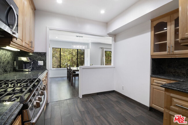 Building Photo - 853 Le Doux Rd