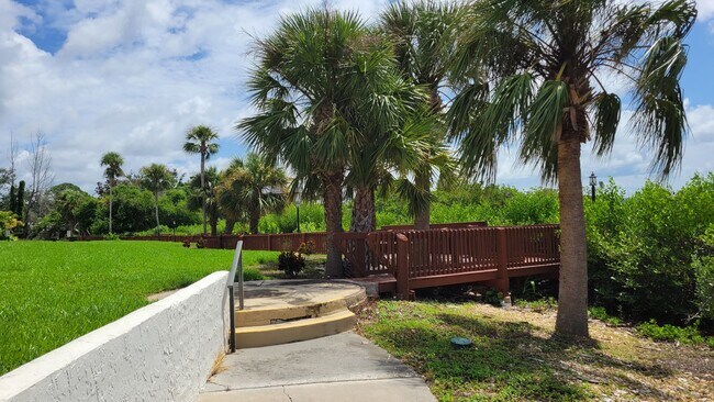 Building Photo - LEASE PENDING Annual/Seasonal turnkey furnished 2/2 end townhome in waterfront community by Siest...