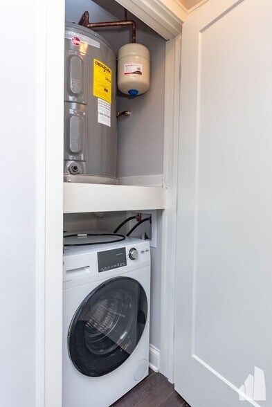 Building Photo - 632 W Wrightwood Ave