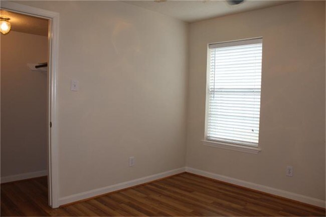Building Photo - 6622 High Knoll Dr