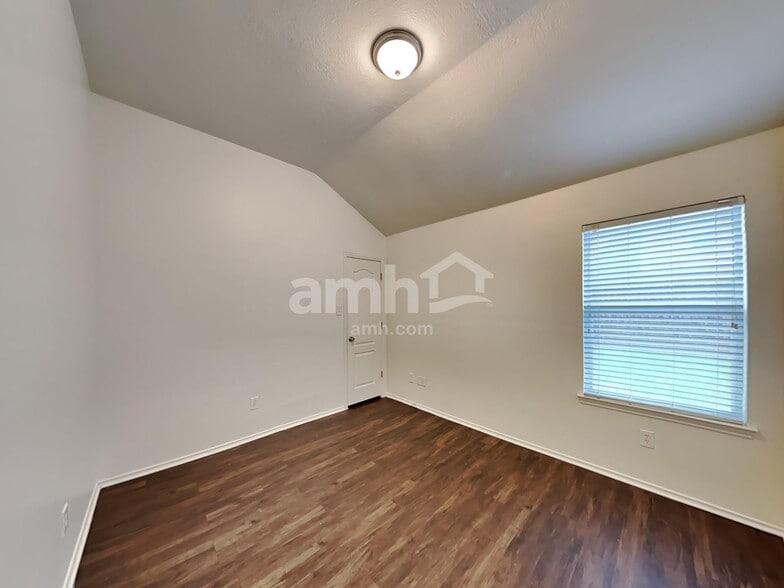 Building Photo - 7702 Summer Dale Dr