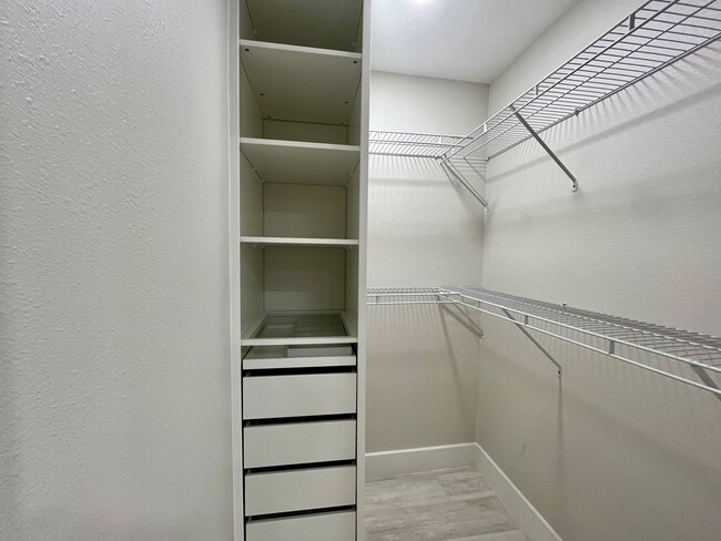 Building Photo - Completely Remodeled! Close to  Historic D...