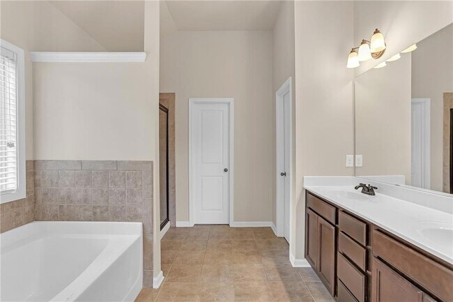 Building Photo - 568 Garden View Ct