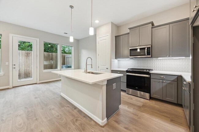 Building Photo - 806 Dawn Meadows Dr
