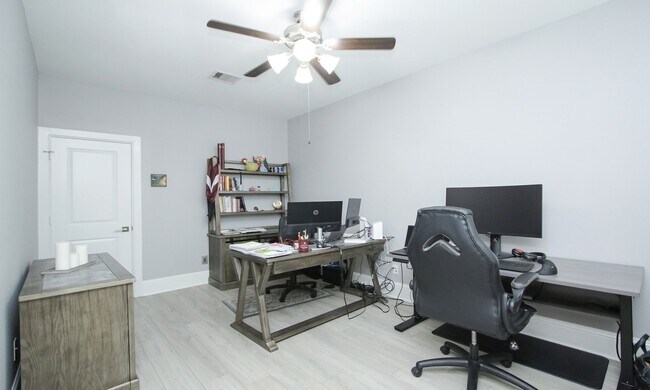 Building Photo - 15 E Breezy Way