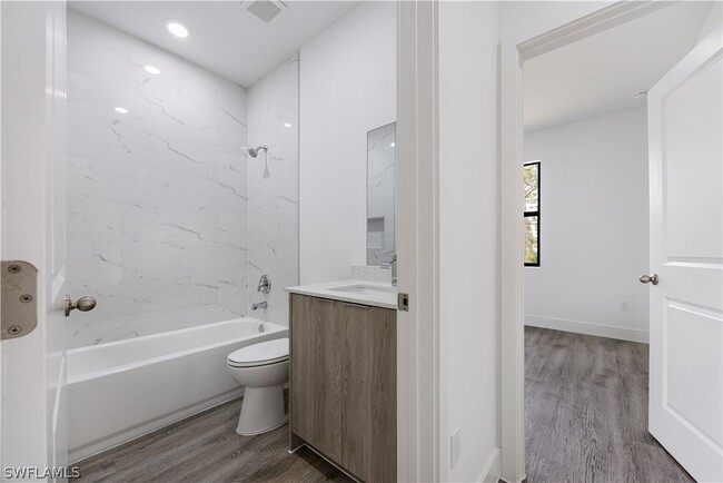 Building Photo - 1217 Cellini St E