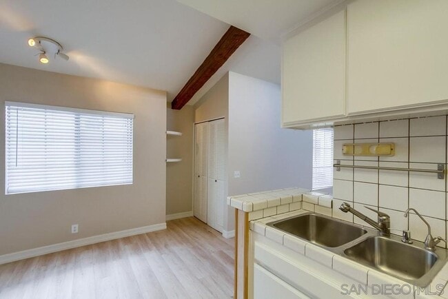 Building Photo - Light, Bright + Airy 2 Bed, 2 Bath Second Floor Condo in Highly Desirable Hillcrest!