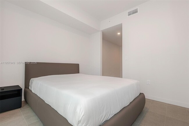 Building Photo - 121 NE 5th St