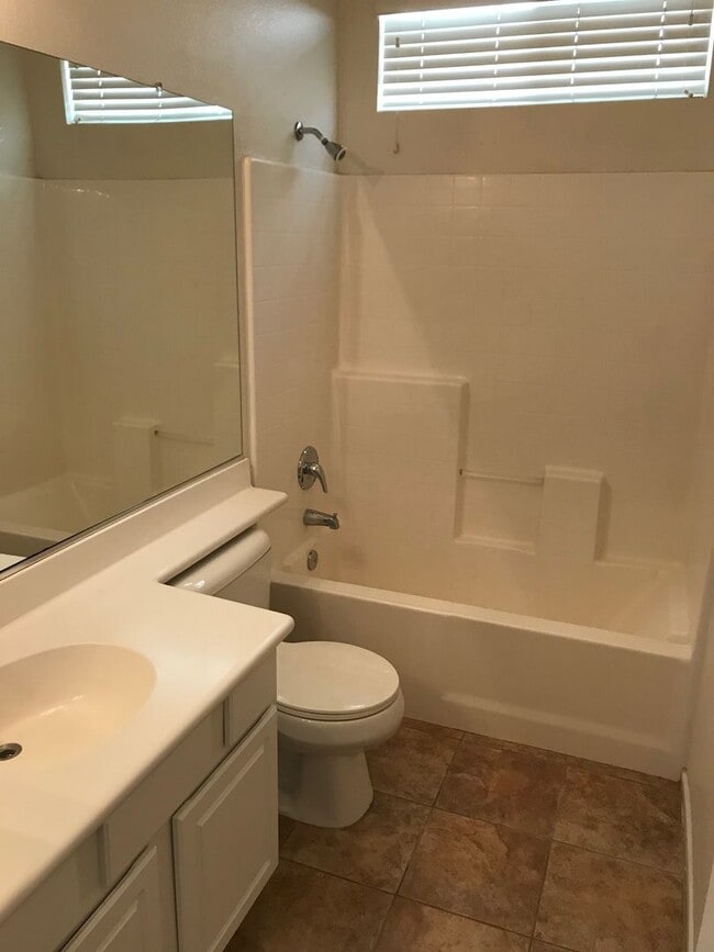 Building Photo - 3 BEDROOM VICTORVILLE HOME IN SPRING VALLE...