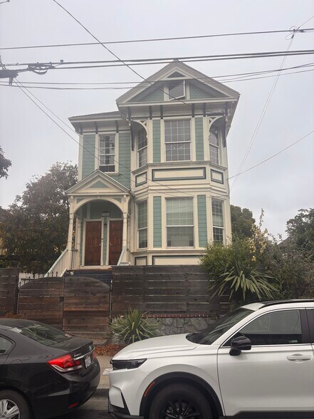 Building Photo - 1622 Center St