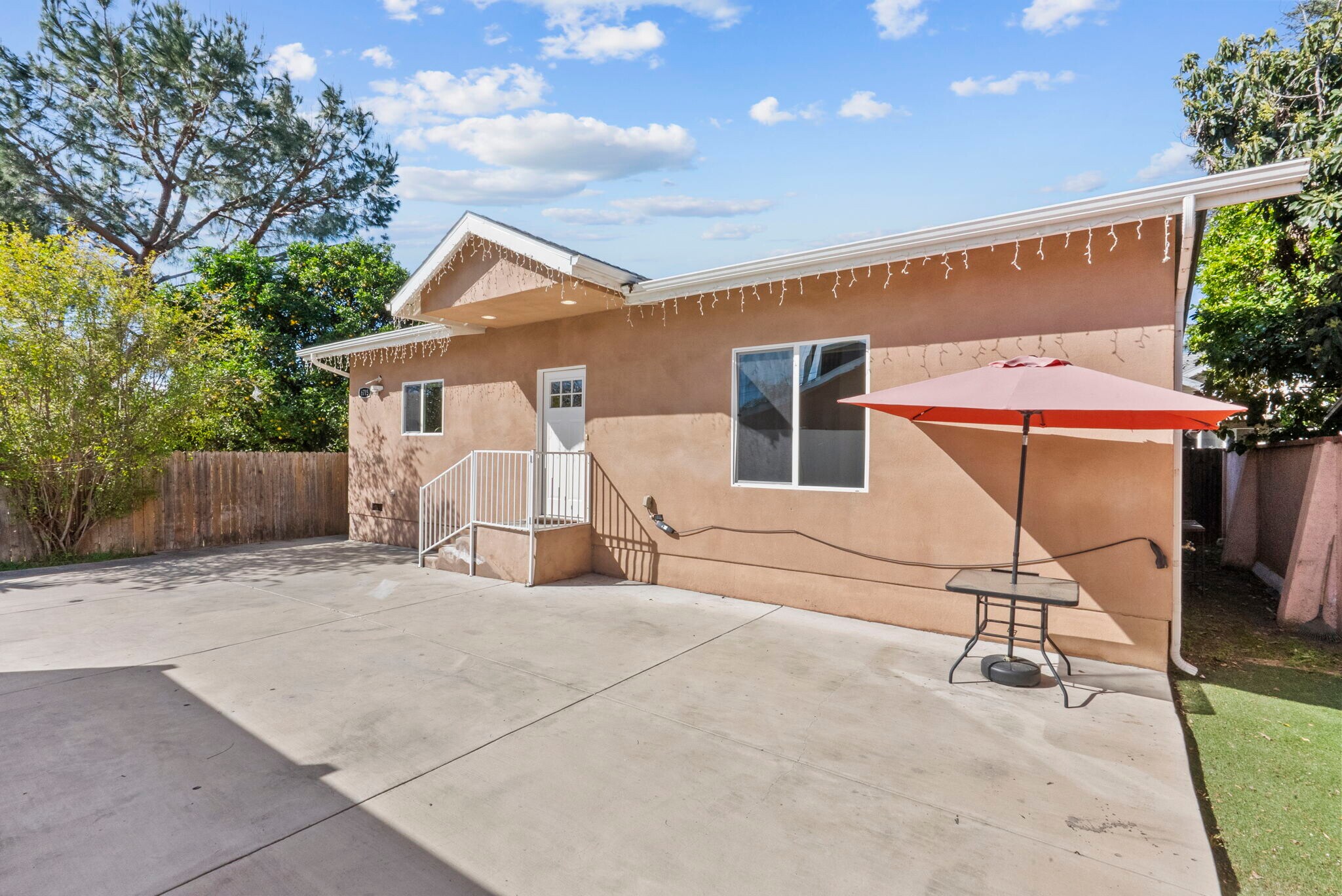 Building Photo - 6715 Cedros Ave