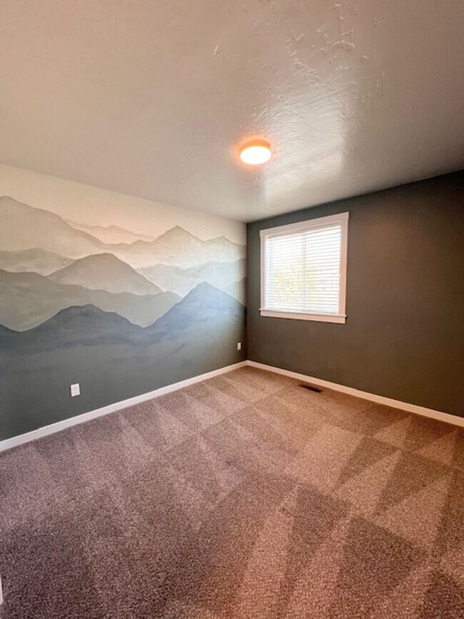 Building Photo - Beautiful 4 Bed, 2.5 Bath Plus Office in S...