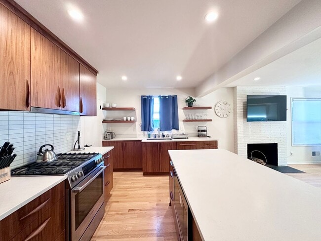 Building Photo - Lovely Duplex NE Portland - 2 bed, 1 bath w/Garage!