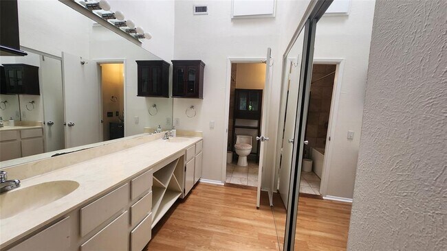 Building Photo - 7122 Wood Hollow Dr