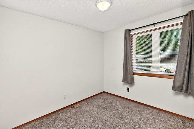 Building Photo - GREAT NEIGHBORHOOD!! 3 Bedroom, 1 Bath Home in Ankeny