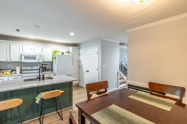 Building Photo - 1289 Clifden Green