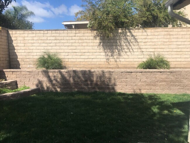 Building Photo - Unbeatable Charm in Camarillo's Colony