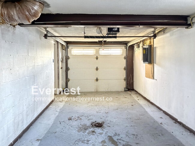 Building Photo - 3216 Elderwood Dr