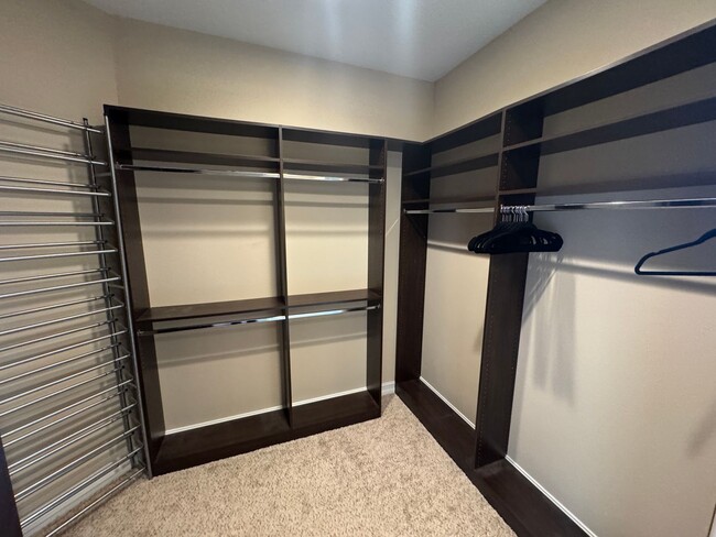 Building Photo - Two Story 5 bedroom, 4.5 bath