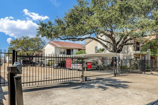 Building Photo - 1818 Augusta Dr