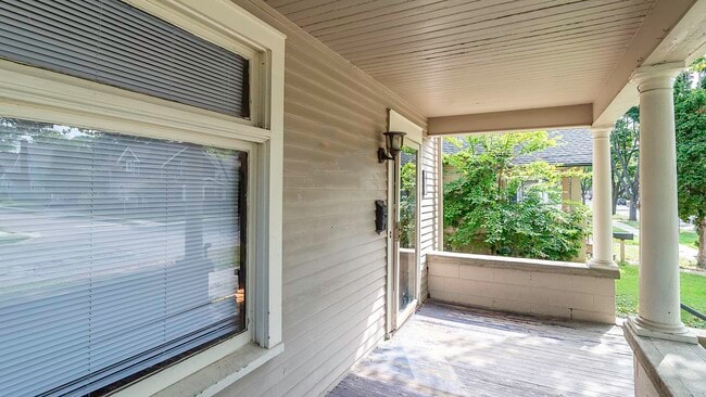 Building Photo - 823 Dewey Ave