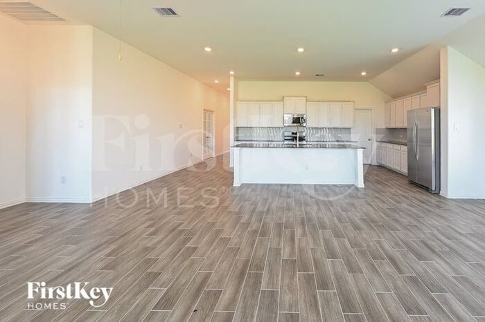 Building Photo - 14907 Lake Shore Ave