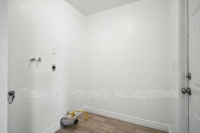 Building Photo - 4328 E Saint Catherine Ave